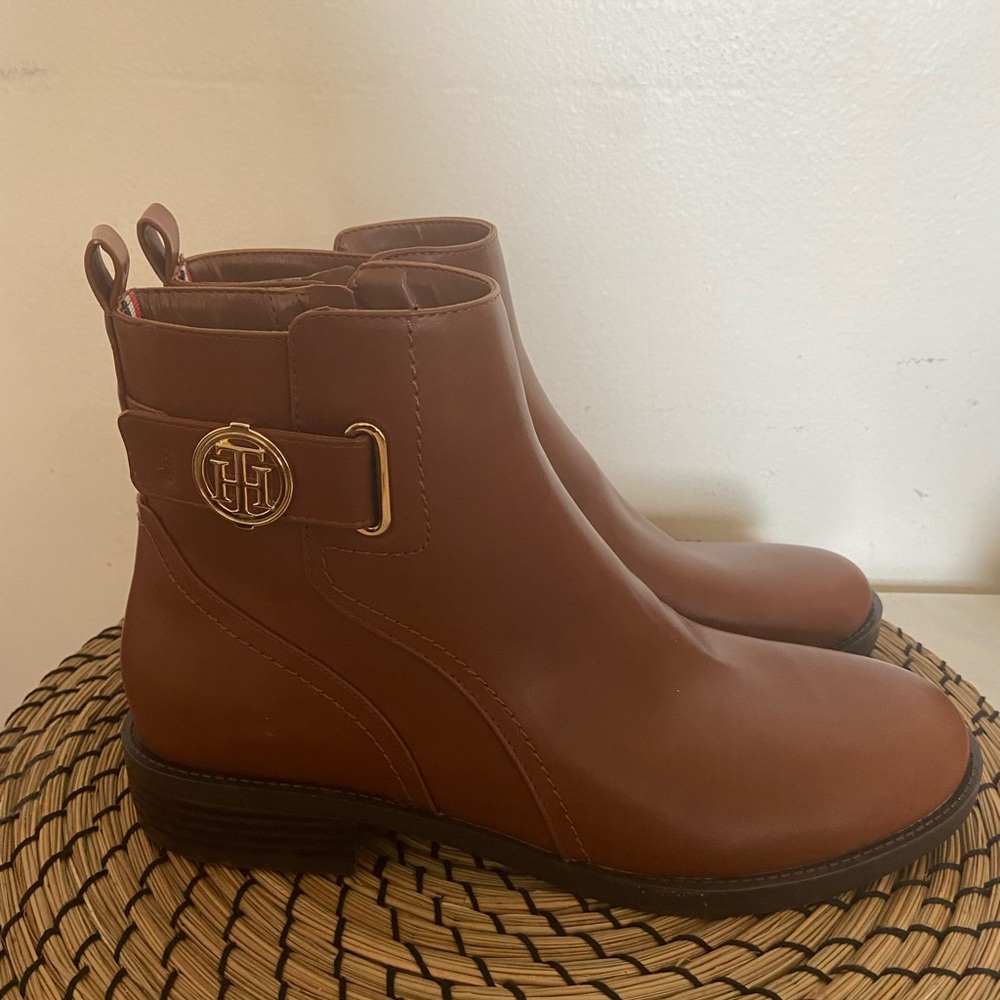 Tommy Hilfiger Women’s Rezin2 Medium Brown Boots 8.5
